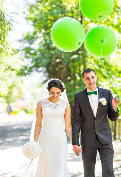 Счастливая невеста и жених на открытом воздухе — стоковое фото