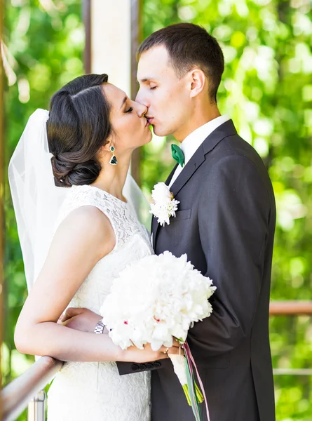 Feliz novia y novio al aire libre — Foto de Stock