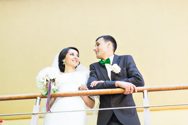 Felice sposa e sposo all'aperto — Foto Stock