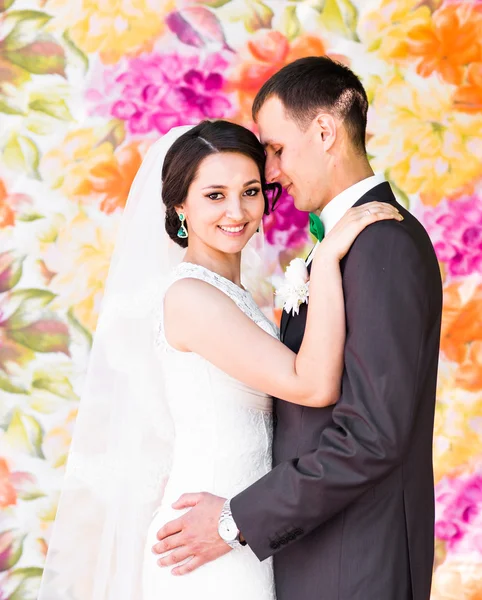 Stilvolle schöne glückliche Braut und Bräutigam, Hochzeitsfeiern im Freien — Stockfoto