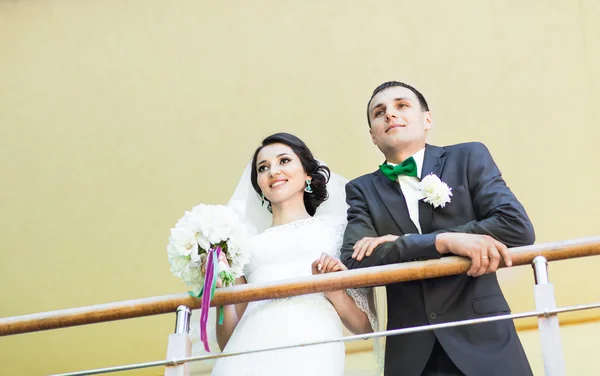 Casal lindo está gostando do casamento — Fotografia de Stock