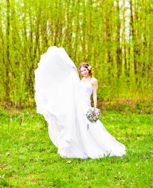 bir ormandaki açık havada güzel gelin.