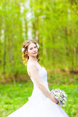 Düğün için. Buketli güzel gelin