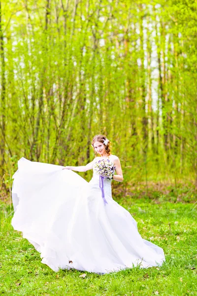 Mariage. Belle mariée avec bouquet — Photo