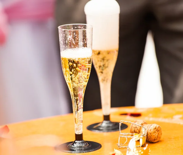 Två glas fyllda med champagne är uppradade redo att serveras — Stockfoto