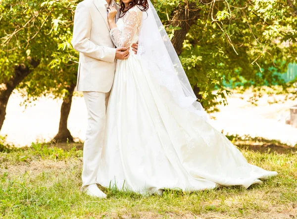 Joven pareja de boda disfrutando de momentos románticos — Foto de Stock