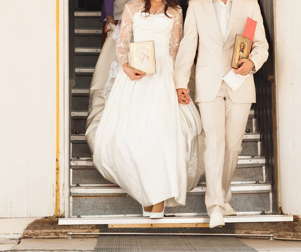 Sposa e sposo dopo cerimonia nuziale ortodossa — Foto Stock