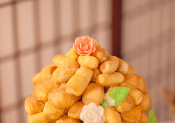 Восточные сладости чак-чак с медом и кунжутом — стоковое фото