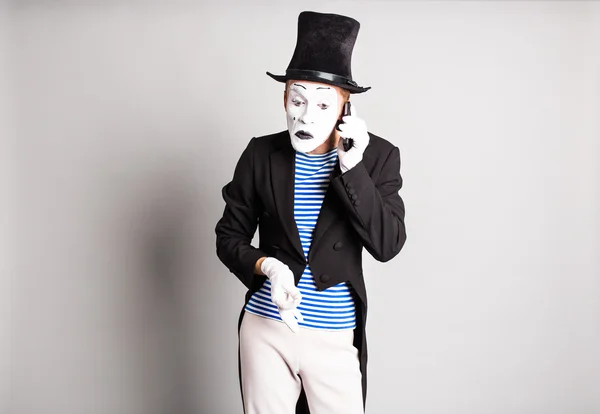 男の mime が彼の携帯電話で話しています。エイプリルフールのコンセプト. — ストック写真