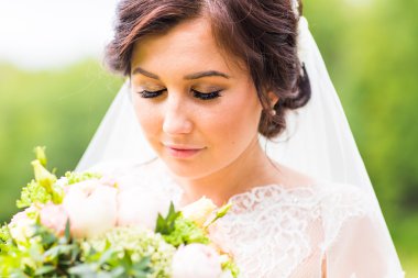 güzel gelin açık havada - yumuşak odak