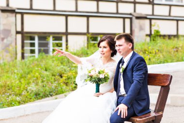 romantik Düğün çifti parkta bir bankta oturan