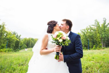 Düğün, güzel romantik gelin ve damat öpüşme ve kucaklayan.