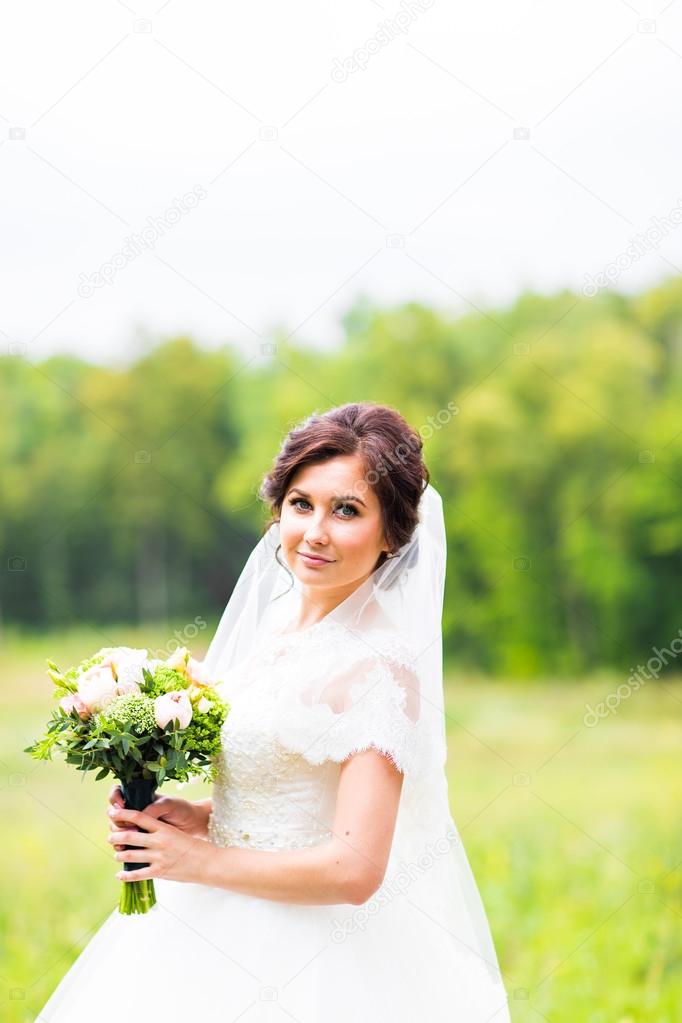 Schonheit Braut In Brautkleid Mit Strauss Und Spitzenschleier Auf Die Natur Schone Modell Madchen In Einem Weissen Hochzeitskleid Frauenportrat Im Park Frau Mit Frisur Nette Dame Im Freien Stockfotografie Lizenzfreie Fotos C