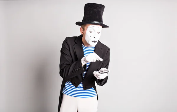 Mężczyzna mime gospodarstwa telefon komórkowy. Koncepcja kwietnia Fools Day. — Zdjęcie stockowe