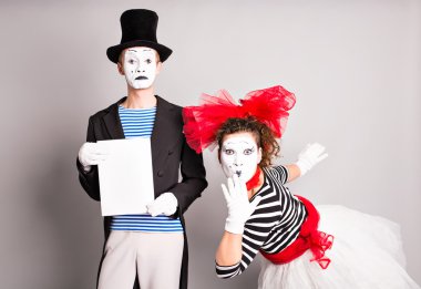 Mutlu gülümseyen Genç aktörler ile boşaltmak alan metin veya slogan, gri arka plan için boş tabela gösterilen portresi