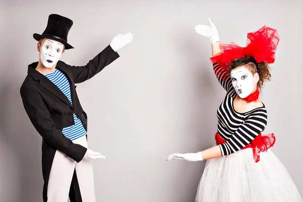 A tua mensagem aqui. Retrato de estúdio colorido de mimes com fundo cinza. Dia dos tolos de abril — Fotografia de Stock