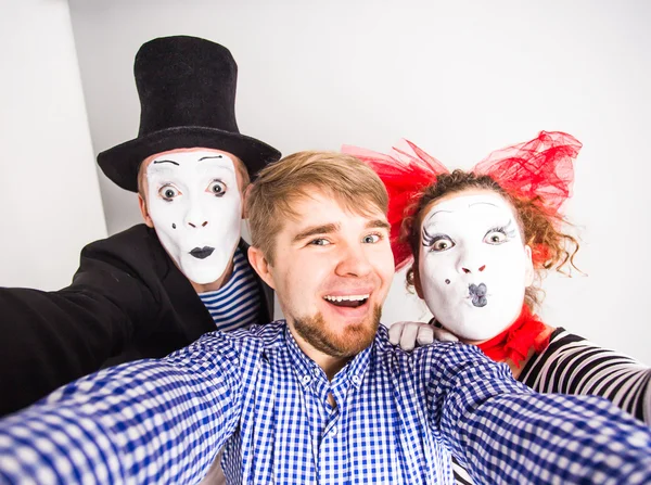 Drôle de couple de mimes prenant une photo selfie — Photo