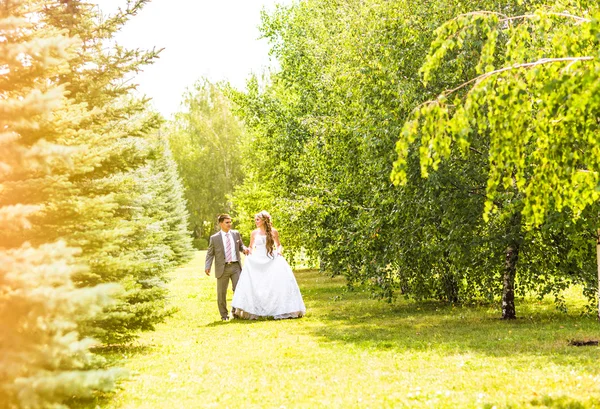 Jeune couple de mariage marchant dehors — Photo