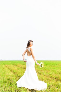 Bir alandaki açık havada güzel gelin.