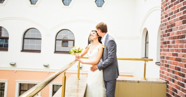 Güzel gelin ve damat öpüşme. Genç Düğün çifti