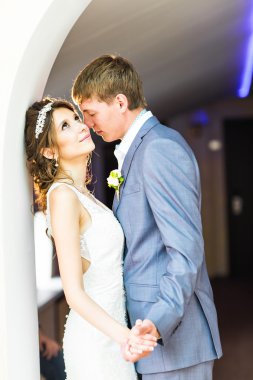 Sadece evli çift kucakladı