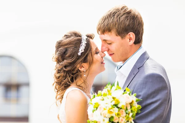 Güzel gelin ve damat öpüşme. Genç Düğün çifti — Stok fotoğraf