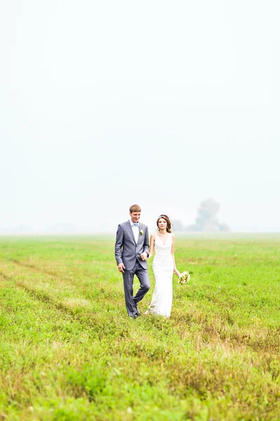 Jonge bruidspaar buiten wandelen — Stockfoto