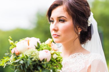 güzel gelin açık havada - yumuşak odak