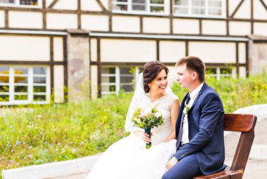 romantik Düğün çifti parkta bir bankta oturan