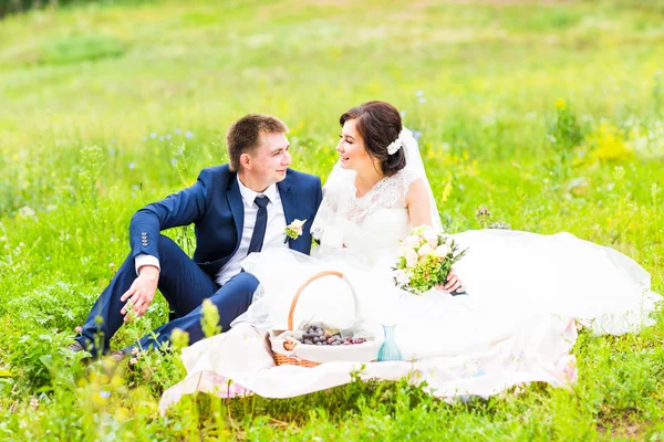 Mariée et marié sur un pique-nique — Photo