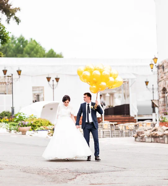 Sposa e sposo passeggiando nel parco estivo all'aperto — Foto Stock