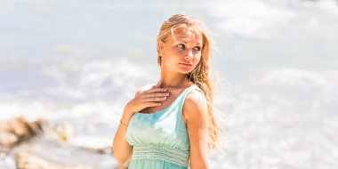 yaz tatil ve tatil kavramı - sahilde duran kız