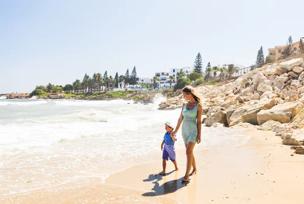 Família descansando no mar e se divertir em um dia ensolarado brilhante — Fotografia de Stock