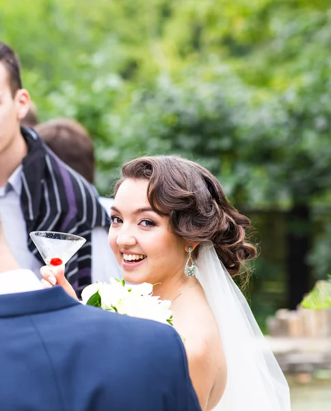 Braut mit Hochzeits-Champagnergläsern — Stockfoto