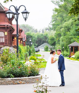 Gelin ve damat onların düğün günü romantik bir an olması