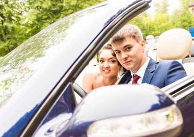 Gelin ve damat cabriolet poz güzel genç Çift