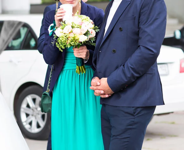 婚礼的花束。新郎。新娘。伴娘 — 图库照片