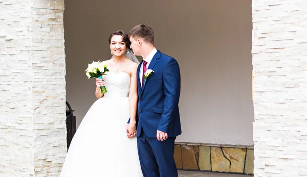 Braut und Bräutigam bei einem romantischen Moment am Hochzeitstag — Stockfoto