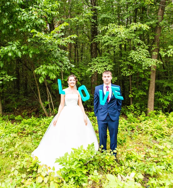 Gelukkige bruid en bruidegom en liefdesbrieven — Stockfoto