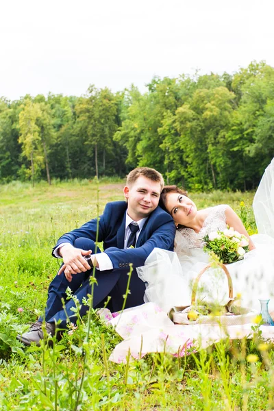 Couple marié joyeux dans un parc — Photo