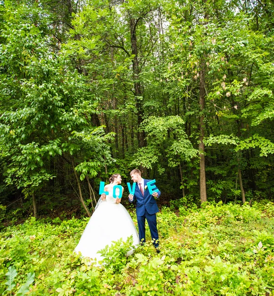 幸福的新娘和新郎抱着情书 — 图库照片