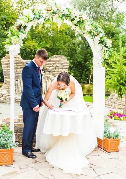 Couple se marier lors d'une cérémonie de mariage en plein air — Photo