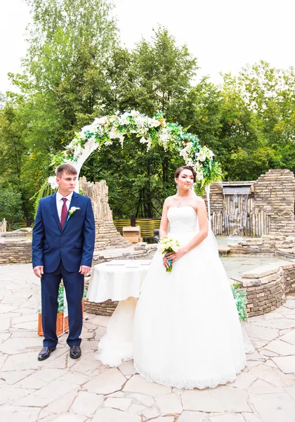 Couple se marier lors d'une cérémonie de mariage en plein air — Photo