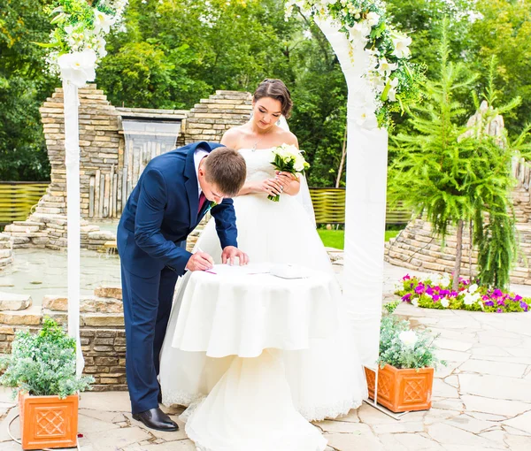 Couple Getting Married at an Outdoor Wedding Ceremony — Stock Photo, Image
