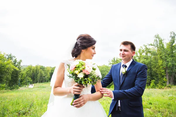 Couple marié joyeux dans un parc — Photo