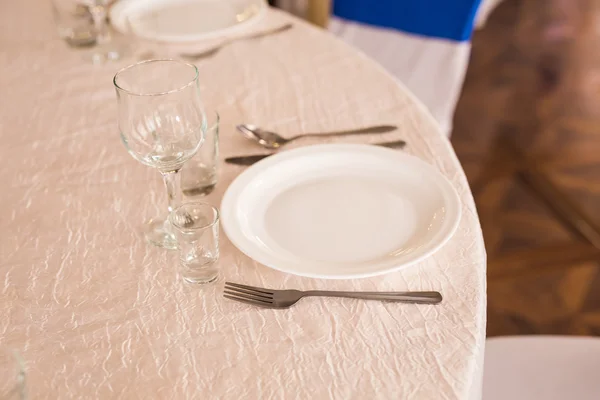 Prato vazio elegante, talheres, guardanapo e vidro em uma mesa . — Fotografia de Stock