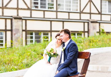 Gelin ve damat onların düğün günü romantik bir an olması