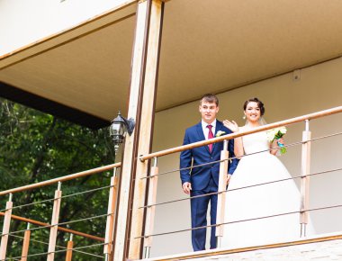 Gelin ve damat onların düğün günü romantik bir an olması