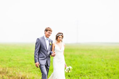 Açık havada yürüyen genç Düğün çifti