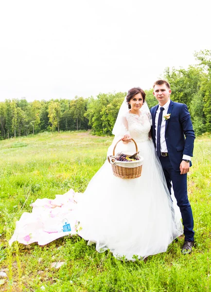 Couple marié joyeux dans un parc — Photo